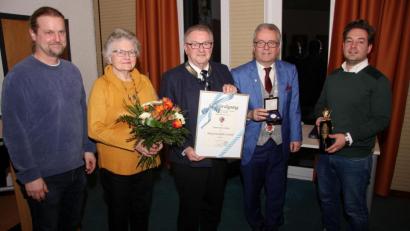Bild: wro
Als Anerkennung seiner Verdienste wurde Fritz Holm mit der Goldenen Bürgermedaille ausgezeichnet. Zur Würdigung gratulierten auch CSU-Ortsvorsitzender und Fraktionssprecher Michael Dutz, Bgm. Toni Dutz und Holms Ehefrau Christa (von rechts). Im Namen des Marktrates und der Gemeinde gratulierte auch 3. Bürgermeister André Putzlocher (links).