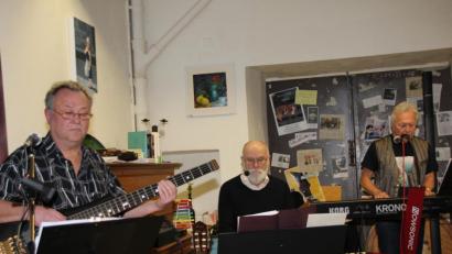 Bild: ads
Als Duo „Die Vilstalente“ haben sich das literarisch-musikalische Multitalent Peter Seidl Mitte) und der Tastenzauberer Fritz Pawlick (rechts) im Laufe der Jahre einen guten Namen für ihre feine Amberger Liedermacherkunst gemacht. Zur musikalischen Bereicherung fand nun Bassist Heinz Beiersdorfer (links) Zugang zum Duo, sodass „Die Vilstalente“ nun als Trio zu hören sind.