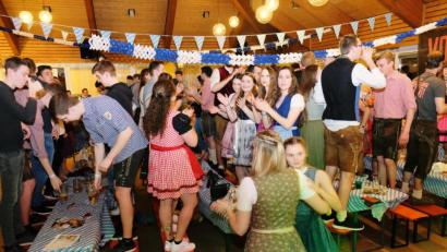 Bild: do
Der Genuss von "flüssiger Lebensfreude" sowie die Musikpower des "Horrido-Express" und der "Klosterbläser" förderte ein Stimmungshoch bis zum "Rausschmiss".