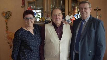 Bild: sck
Wenige Tage nach der goldenen Hochzeit mit Ehefrau Margarete (links) nimmt Ferdinand Müller die Glückwünsche von Bürgermeister Hans Koch (rechts) zum 80. Geburtstag entgegen.