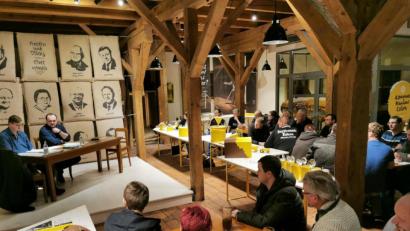 Bild: gz
Zweiter Bürgermeister und Heimatfestleiter Georg Zierer informiert mit zweitem Festleiter Daniel Biermeier die Vertreter der Vereine und Organisationen über das Jahresprogramm.