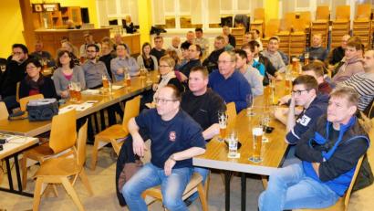 Bild: do
Ganz Ohr sind circa 60 Besucher bei der Bürgerversammlung im Speinsharter Gemeindezentrum. In seinem zweistündigen Bericht bescheinigt Bürgermeister Albert Nickl der Bevölkerung viel Gemeinschaftsgeist.