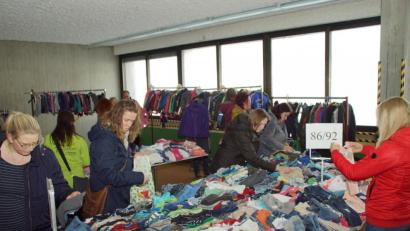 Bild: mmj
Die Qual der Wahl hatten die Schnäppchenjäger an den Tischen in der Aula der Schule.