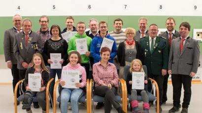 Bild: nza
Die Vereinsmeister der Schützengesellschaft 1898 Thumsenreuth mit Vorsitzendem Horst Bauer (links), Sportleiterin Melanie Fröhlich (Fünfte von rechts) und stellvertretenden Sportleiter Andreas Heinz (rechts).