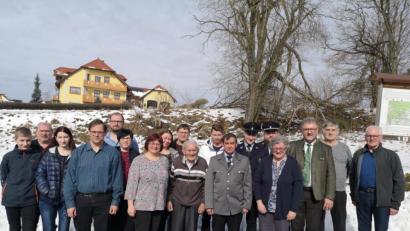 Bild: pi
Eugen Nickl (vorne, neben Tochter Monika) genießt seine Feier zum 90. Geburtstag.