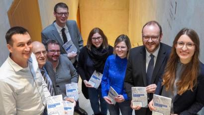 Bild: Landratsamt Neustadt a. d. Waldnaab / Hannes Gilch/exb
Die Mitarbeiter des Bauamts halten die Bau-News in den Händen. Darin informiert das Bauamt des Landkreises über Neuerungen, Ansprechpartner und Arbeitsabläufe.