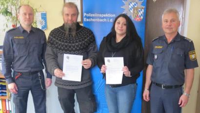 Bild: exb
Dienstgruppenleiter Erwin Bauer (links) und Dienststellenleiter Werner Stopfer (rechts) von der Polizeiinspektion Eschenbach danken Martin Ruhland und Jennifer Merther für ihren engagierten Einsatz im Oktober 2019.