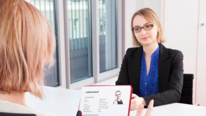 Symbolbild: Christin Klose/dpa
Beim Bewerbungsgespräch achten Personaler auch auf Mimik und Gestik der Bewerber.