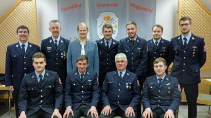 Bild: twi
Zum gemeinsamen Foto stellten sich auf: Kommandant Thomas Klinger, Kreisbrandmeister Dieter Schweiger, Bürgermeister Konrad Kiener, stellvertretender Kommandant Albert Lindner , Markus Schärtl, Tobias Hartinger, Christoph Lindner (hinten von links) sowie (vorne von links) Markus Lindner, zweiter Vorsitzender Andreas Tichy, erster Vorsitzender Albert Lindner und Sandro Zitzler .