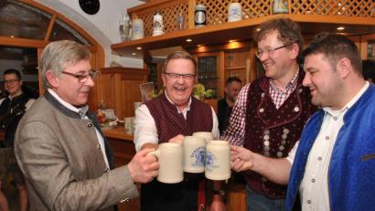 Bild: gth
Da war der Bierverlust beim Bockbieranstich schon gestoppt (von links): CSU-Fraktionsvorsitzender Dieter Mußemann, Bürgermeister Martin Preuß, Brauereichef Martin Sterk und der Raigeringer CSU-Ortsvorsitzende Daniel Müller.