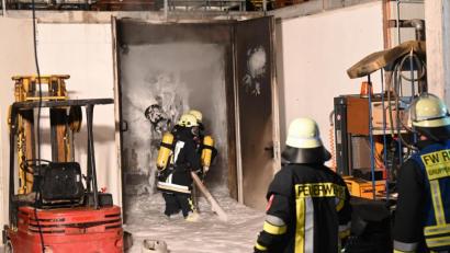Bild: gf
Mit schwerem Atemschutz und Schaum hatte die Feuerwehr den Brand schnell unter Kontrolle. Bild: gf
