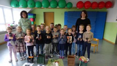 Bild: exb/Steinert
Die Vorschulkinder zusammen mit Kinderhausleiterin Imke Steinert (rechts) und Stefanie Bräunlein vom Sachgebiet Abfallwirtschaft des Landratsamts Tirschenreuth.