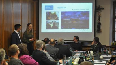 Bild: ws
Lena Mayerhöfer und Lukas Üblacker stellten bei der Stadtratssitzung am Donnerstag die Arbeit sowie die Ideen des Jugendrates vor. Alle Stadträte bescheinigten den jungen Leute ein vorbildliches Engagement.