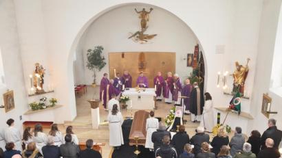 Bild: fjo
In Gemeinschaft mit Seelsorgern der Nachbarpfarreien, Domkapitular Professor Dr. Josef Kreiml und Regionaldekan Manfred Strigl (Vierter und Dritter von rechts) feiert Stadtpfarrer Pater Hans Ring (Mitte) den Trauergottesdienst.