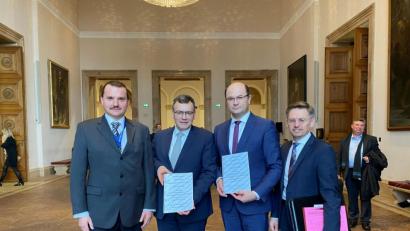 Bild: exb
480 Unterschriften gegen den geplanten Verlauf des Süd-Ost-Links übergaben Max Ernstberger (links) und Landtagsabgeordneter Tobias Reiß (rechts) an Finanzminister Albert Füracker (Zweiter von rechts) und Staatskanzleiminister Dr. Florian Hermann.