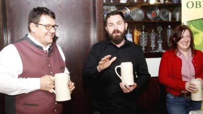 Bild: Hirsch
Bürgermeister Thomas Falter (links) und IGV-Vorsitzende Karin Rossmann (rechts) freuen sich auf den Auftritt des Starkbierfestredners "Bruder Ernst" (Mitte).