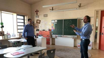 Bild: exb
Mit einer geschickten Anordnung des Mobiliars kämen auch größere Klassen in der oberbayerischen Grundschule Langenpreising gut mit den verkleinerten Zimmern aus, erläutert Schulleiter Martin Brandlmaier (rechts) dem Dritten Bürgermeister der Gemeinde Neukirchen, Christian Beyer.
