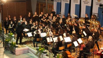 Bild: lg
Internationale Titel der modernen Blasorchesterliteratur prägten das Konzert der 55 Musiker des Bezirksorchesters der Oberpfalz, welches dieses Jahr in der Oberviechtacher Mehrzweckhalle auftrat.