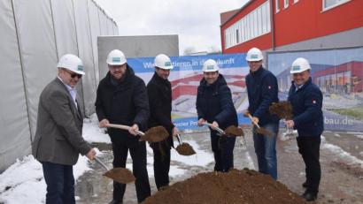 Bild: fz
Wolfgang Schraml und Markus Prölß von IMG beim Spatenstich für zwei Produktionshallen mit Sebastian Hartl, Stephan Oetzinger, Andreas Meier und Rudolf Götz (von rechts).