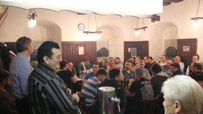 Bild: exb
Bürgermeisterkandidat Richard Leißner (vorne, stehend) stellt seine Themen vor. In Eschenfelden öffnet dazu das 2019 geschlossene Gasthaus Pillhofer für den Abend der FBL/FWG noch einmal seine Pforten.