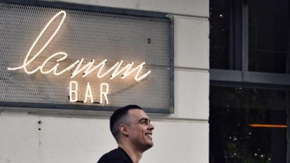 Bild: exb
Hannes Lautenschlager ist angekommen. Der Vilstaler hat in Berlin eine Bar eröffnet - natürlich nicht ohne ein wenig Oberpfälzer Flair.
