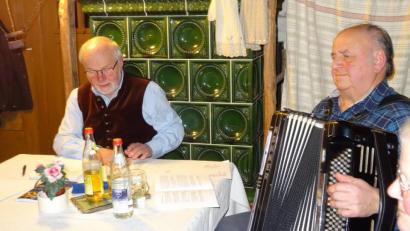 Bild: hka
Dieter Radl liest, Hans Pirner spielt - und das Publikum in der Goglhof-Stube hat seine Freude daran.