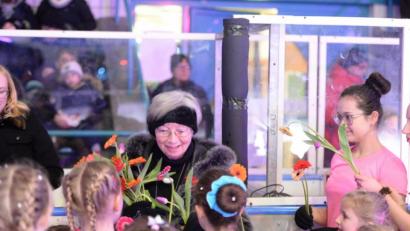 Bild: Andreas Brückmann
Blumen für die Grande Dame des Amberger Eiskunstlaufs. Regine Allwardt ist seit 50 Jahren als Trainerin und Talentförderin aktiv.