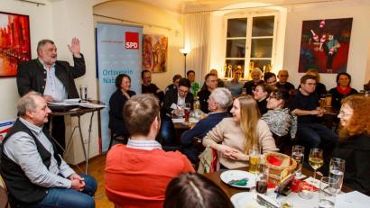 Bild: Hösamer
Bürgermeister Armin Schärtl (stehend, links) hielt im proppenvollen Schmidt-Haus eine rund einstündige Aschermittwochsrede, die auf den politischen Gegner zielte.