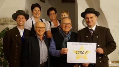 Bild: u
Den Erlös des 19. Lebendigen Adventskalenders bekam der Hospizverein Amberg bei der Spendenübergabe überreicht: Heimat- und Trachtenvereinsvorsitzender Michael Meier, Gewerbeverbandsvorsitzender Alfred Härtl, Hospizvereinsvorsitzender Georg Fröhler, Gaston Lottner, stellvertretender Vorsitzender des Heimat- und Trachtenvereins (vorne, von links), Stephanie Riß, Sieglinde Meier und Emil Dolles (hinten, von links).