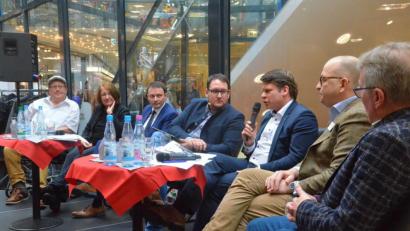 Bild: Kunz
Hochkarätig besetzt war die Politikergesprächsrunde am Samstag im City-Center: (von links) Rainer Sindersberger (Freie Wähler), Sonja Schuhmacher (Grüne), Jens Meyer (SPD), Moderator Philipp Kaufmann, Benjamin Zeitler (CSU), Christian Deglmann (Bürgerliste) und Reinhold Wildenauer (FDP).