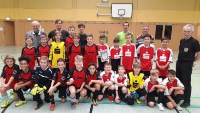 Bild: gel
Die Sieger vom Max-Reger-Gymnasium (links) mit ihrem Lehrer Jürgen Weber (Zweiter von links). Rechts das Team der Luitpold-Mittelschule, das im Super-Endspiel mit 0:5 unterlag.