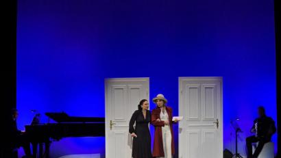 Bild: Petra Hartl
Spatz und Engel – eine flotte Szenenfolge mit Musik und Gesang, dazu raffiniert inszenierte Situationen und Szenen, die Zeit und Raum überspringen. Heleen Joor spielt eine überzeugende, quirlige, freche Piaf, und Susanne Rader beleuchtet ganz ausgezeichnet sowohl die Seite der Glamour-Diva als auch die der besorgten Freundin. Stimmlich überzeugen beide.