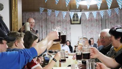Bild: jma
"Wer täglich säuft Bier, Schnaps und Wein, der kommt bald in den Himmel rein. Doch da ist die Enttäuschung groß, dort gibt es Regenwasser bloß", predigt Pater Klaus beim Starkbierfest der Freien Wähler.