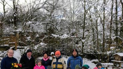 Bild: Singer-Grimm
Die drei Kümmersbrucker Bürgermeister beim Verteilen der Rosen, hier im Waldkindergarten in Lengenfeld.