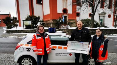 Bild: gz
Der CSU-Bürgermeisterkandidat Thomas Kleber überrascht die Helfer vor Ort Stefan Hammerl und Sabina Bauer mit 500 Euro.