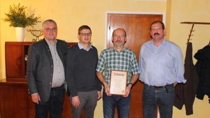 Bild: exb
Die Jagdgenossenschaft dankte Johann Lippert (mit Urkunde) für seinen langjährigen Einsatz. Dem schloss sich auch Bürgermeister Richard Tischler (links) an.