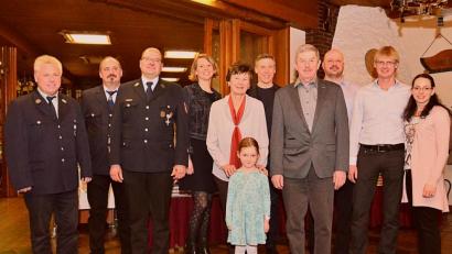 Bild: fjo
Georg Kleber, Stephan Krämer und Thomas Müller (von links) gratulieren Franz Greß (Vierter von rechts) als Abordnung der Feuerwehr Pfrentsch zum 70. Geburtstag