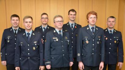 Bild: dob
Beförderungen und Ehrungen standen bei der Stützpunktwehr bei der Jahreshauptversammlung an. Neuer Löschmeister wurde Thomas Stahl (Zweiter von links). Vinzenz Kellner (Zweiter von rechts) wird neuer Jugendwart im Dreier-Team. Zugleich wurde er, wie seine Kameraden, zum Hauptfeuerwehrmann ernannt.