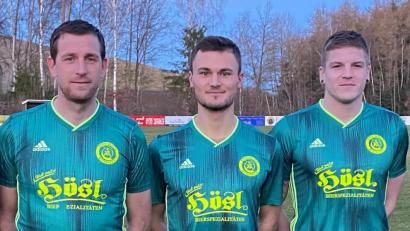 Bild: gb
Der SV Mitterteich meldet drei weitere Vertragsverlängerungen. Martin Bächer, Mauricio Göhlert und Fabian Lorenz (von links) spielen auch kommende Saison für den Landesligisten.