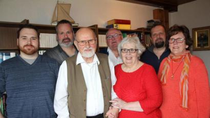 Bild: frd
Seit 40 Jahren lebt Klaus-Dieter Zirkelbach (Dritter von links) mit seiner Familie in Oberviechtach. Als der frühere Berufssoldat seinen 80. Geburtstag feierte, war auch Bürgermeister Heinz Weigl (Vierter von rechts) zum Gratulieren gekommen.