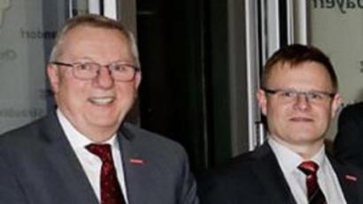 Bild: Foto Graggo
Jürgen Kilger, der Hauptgeschäftsführer der Handwerkskammer, zeichnet Gerald Blödt (rechts) aus.