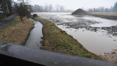 Bild: Gabi Schönberger
Im Moment ruht die Baustelle am Krebsbach. Auf der ausgeschobenen Retensionsfläche steht das Regenwasser der vergangenen Tage.