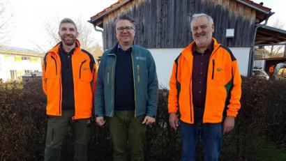 Bild: exb
Nach 13 Jahren geht Peter Roland (rechts) in den Ruhestand und übergibt sein Revier an Michael Schafferhans (links). Forstbetriebsleiter Philipp Bahnmüller (Mitte) dankt Roland für die geleistete Arbeit.