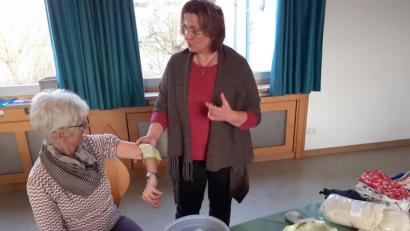 Bild: Erika Brönner
Heilpraktikerin Tanja Berberich zeigte anschaulich, wie Wickel und Auflagen bei Gelenkbeschwerden helfen können.
