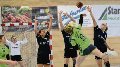 Bild: ham
Die Abwehrarbeit der HSG Nabburg/Schwarzenfeld um Torfrau Lisa Pröls (hinten helles Trikot) war sehr gut gegen die SG Rohr. Theresa Desing (Dritte von links) und ihre Teamkolleginnen blockten gut.