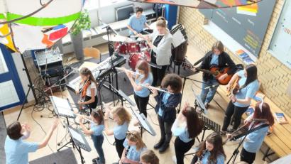 Bild: ohr
Auf der „Musikbühne“ Aula Igab das Musik- Seminar unter der Leitung von Doris Götz einen Einblick in das vielfältige Repertoire.