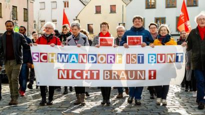 Bild: Hösamer
Hinter dem Transparent des Schwandorfer Bündnisses gegen Rechtsextremismus versammelten sich rund 350 Demonstranten Bürger und zogen vom Schwandorfer Bahnhof zum Marktplatz.