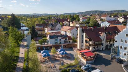Bild: Klaus Schicker, exb
Das Hotel Gasthof zur Post lässt sechs kleine Modulhäuser aus Holz anfertigen, die wie Hotelzimmer ausgestattet sind. Sie werden auf der linken Seite des Biergartens aufgestellt.