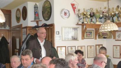Bild: fm
Landkreis-Themen brachte Kreisrat Martin Pöllath (stehend, im Hintergrund) bei einer Veranstaltung der Freien Wählerschaft Neukirchen in Oberreinbach auf die Tagesordnung.