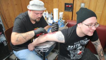 Bild: sne
Viele Gäste lassen sich bei der "Tattoo Expo" in Grafenwöhr spontan ein Tattoo stechen.